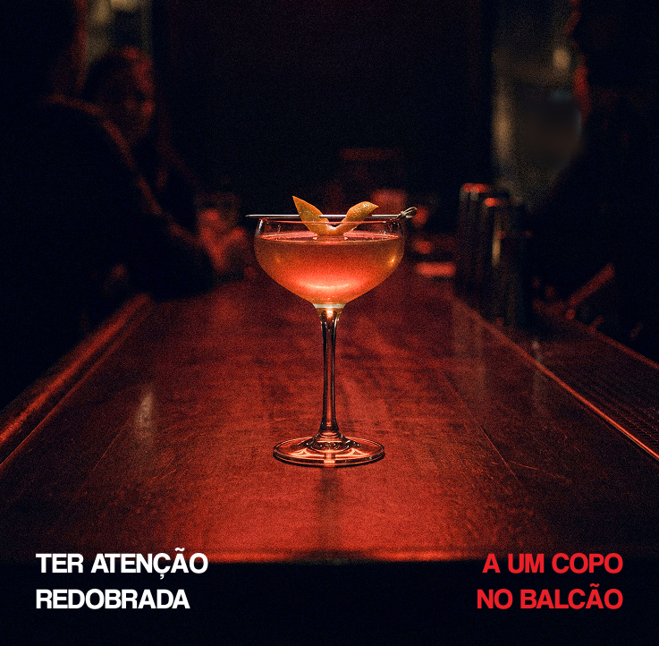 Copo pousado no balcão de um bar em penumbra: ter atenção redobrada a um copo no balcão.